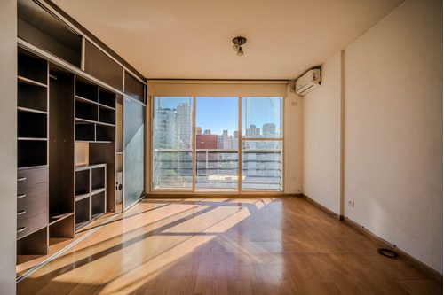 Monoambiente Con Balcón . Amplio Y Luminoso . Piso Alto . Vista Abierta . Belgrano - Imagen 2