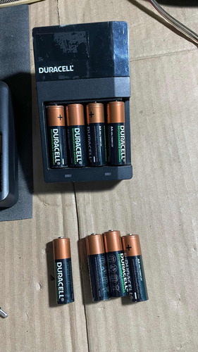 Carregador Com  8 Pilhas Duracell Recarregáveis