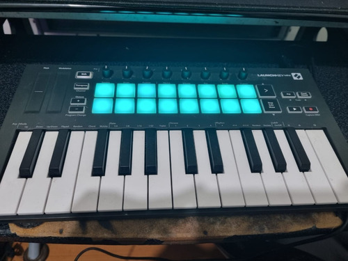 Novation Launchkey Mini Mk3 Teclado Midi / Controlador Dj