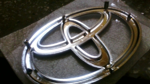 Emblema De Parrilla De Toyota Fortuner, Hilux 100%original Foto 4