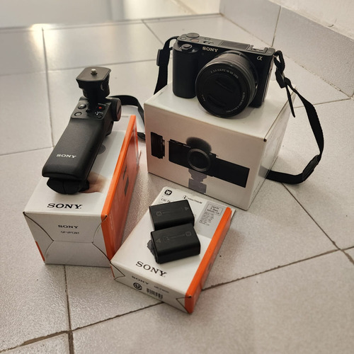 Camara Sony Zv-e10 + Lente Kit 16-50mm + Grip Trípode