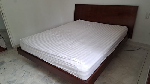 Cama En Madera De 1,6 X 1,9 Con Colchón En Buen Estado