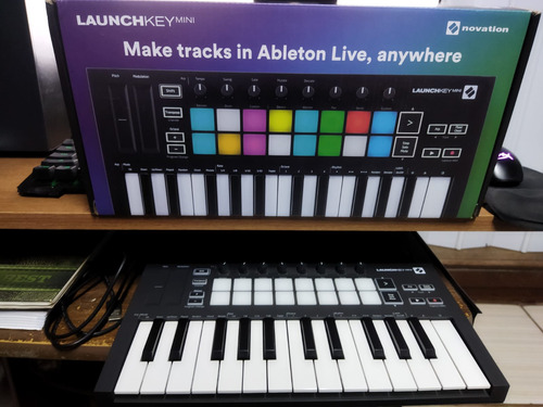 Controlador Midi Novation Launchkey 25 Mk3 De 25 Teclas