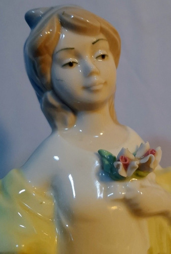 Figura De Porcelana Antigua. Mujer