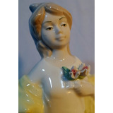 Figura De Porcelana Antigua. Mujer