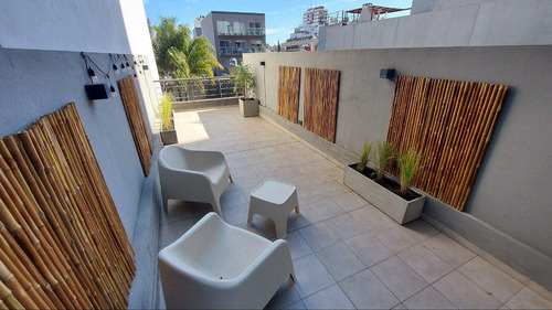 Excelente Departamento Con Balcón Terraza, Patio Y Amueblado. Edificio Con Amenities. 