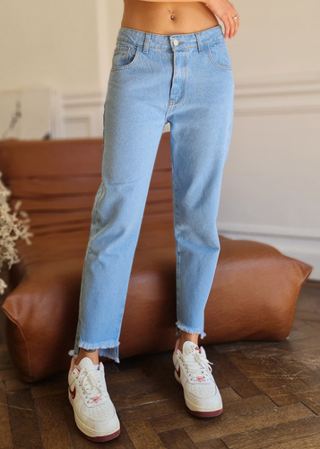 Pantalón Jean Mom Fit Celeste Rigido Con Bota Desflecado