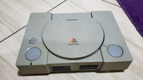 Playstation 1 Fat Só O Aparelho. O Leitor Não Leu E O Disco Arrasta Na Carcaça. Tá Com Defeito. 381.  M66