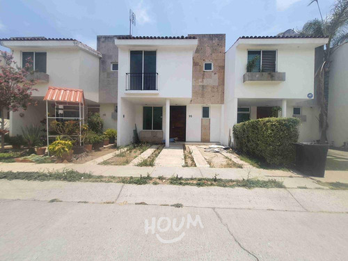 Casa En Marcelino Garcia Barragán, Zapopan Con 4 Recámaras, 110 M², Id: 131301