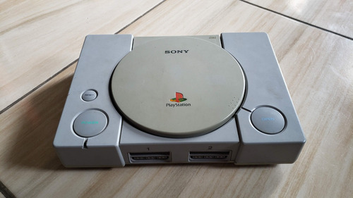 Sony Playstation 1 Fat Só O Aparelho Sem Nada. Funcionando. Testei 6 Jogos Nele, E Só Funcionaram 2. O Leitor Não Ta Muito Bom. K1