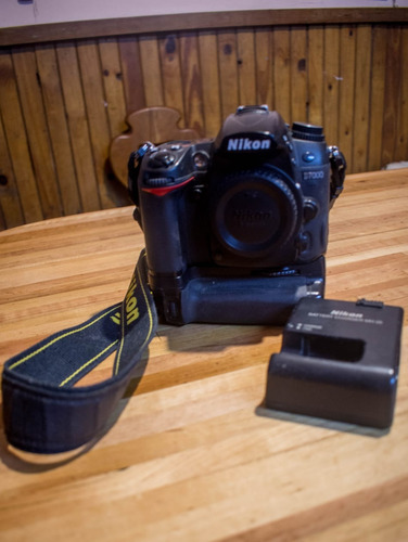 Nikon D7000 + Grip+ Cargador