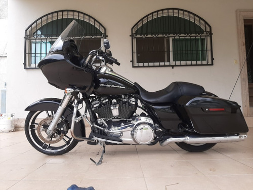 Motocicleta Harley Davidson Road Glide 2017 Negra Poco Uso