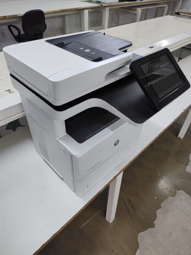 Impresora Multifuncional Hp E52645dn Color Blanco Usada