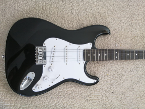 Guitarra Fender Squier Sretocaster Negra