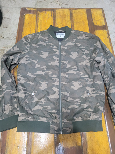 Campera Camuflada Talle M Amplia Como Nueva!!!!