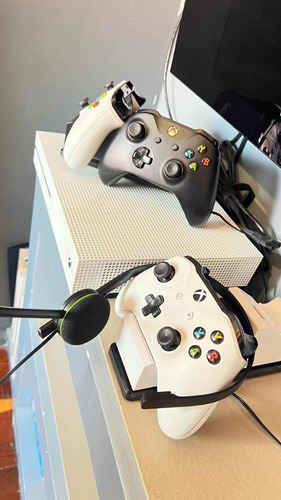 Consola Xbox One S 1tb - 2 Controles Y Micrófono. Como Nuevo