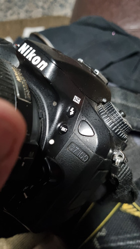 Camara Nikon D 7100 Con Tres Lentes Y Un Flash Bolso Cargado