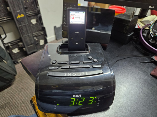 Radio Reloj Rca Rc59i-a Am Fm Alarma Con Reproductor iPod