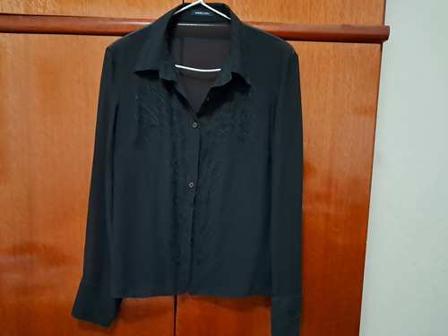 Camisa Feminina Preta Bordada Gregory