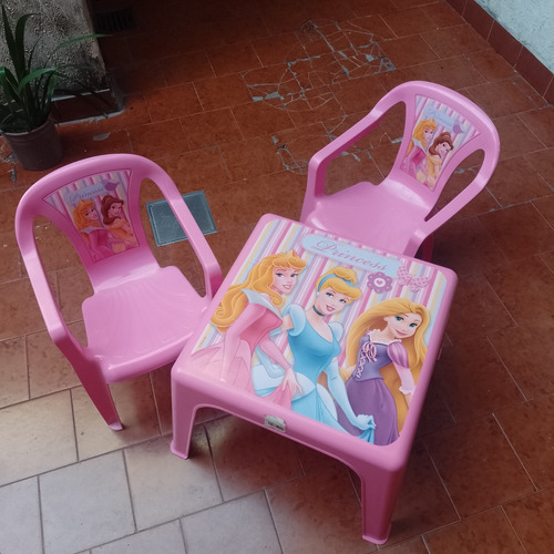 Mesa Plastica Con Sillas Motivo Barbie Rosa Usada