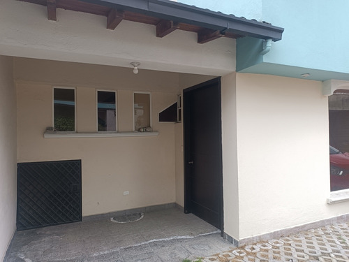 Casa De 3 Habitaciones, Terraza, Patio Y Dos Parqueaderos - Imagen 2