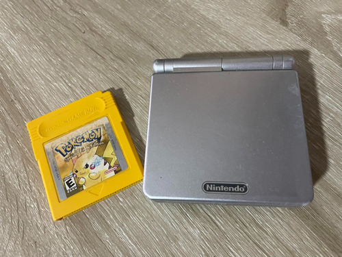 Gameboy Advance Sp + Pokemon Yellow Gbc