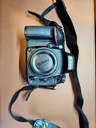 Camera Nikon D610 Dslr Fullframe Excelente Estado 43k Clique