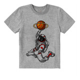 Camiseta Infantil Cinza Astronauta Enterrando Basquete