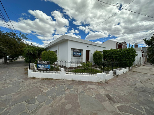 Casa En Planta Baja De 2 Dormitorios, Con Dos Departamentos De 1 Dormitorio, Garaje Quincho Y Patio Con Parrilla En Puerto Madryn Chubut
