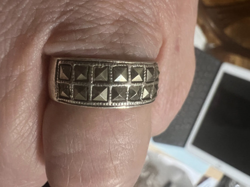 Anillo De Plata Con Piedritas Tipo Piramidal