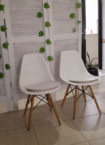 8 Sillas Eames Con Almohadones 