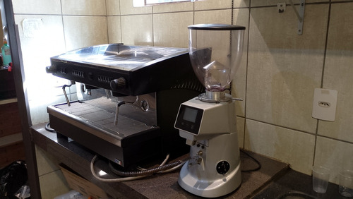 Máquina De Café Profissional Acompanha Moedor E Acessórios 