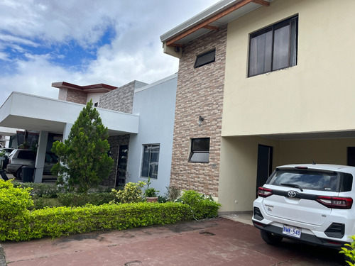 Vendo Casa En Condominio Hacienda El Coyol, Reciente Construcción Y Patio Muy Amplio