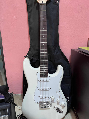 Fender Squire Stratocaster Classic 70s Vibe + Amplifier 