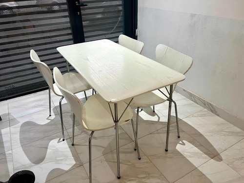 Mesa Jacobsen Haya De 1.35 X65 Con 4 Sillas  Blanco Usado