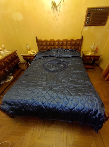 Juego De Dormitorio Antiguo Con Cama Comoda Y Mesitas De Luz