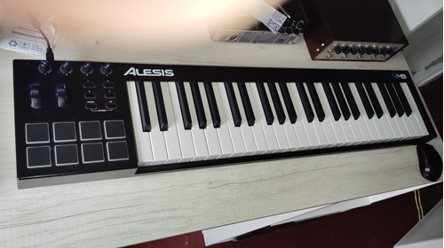 Controlador Midi Marca Alesis, Modelo V49. 