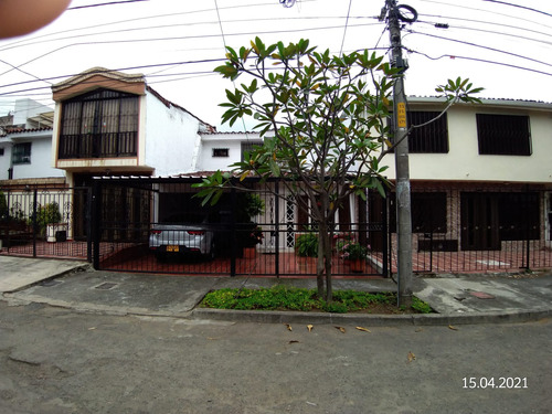 Venta De Casa Dos Plantas La Flora