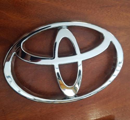 Emblema Insignia Escudo Parrilla Toyota Hilux 05/15 Foto 2