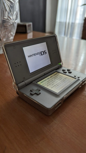 Nintendo Ds Lite + Cargador Original Única En Su Estado + R4