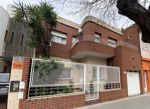 Venta Casa 5 Ambientes Con Patio Y Cochera Cubierta En Villa Del Parque