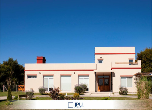 Casa En Venta Costa Esmeralda, Barrio Ecuestre.