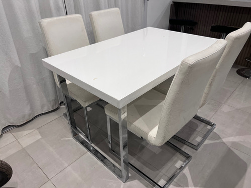 Juego De Mesa Madera Laqueada Y 4 Sillas Con Base Cromo