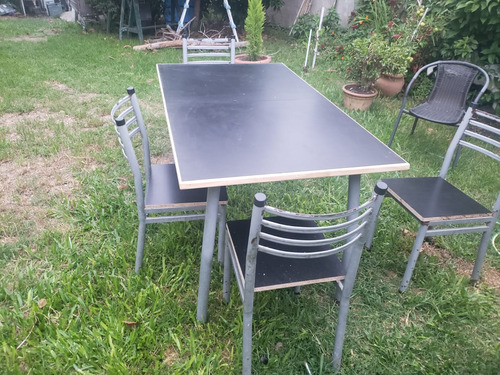 Mesa De Mdf Negro Con Armazon Y Patas  De Caño R Con 4sillas