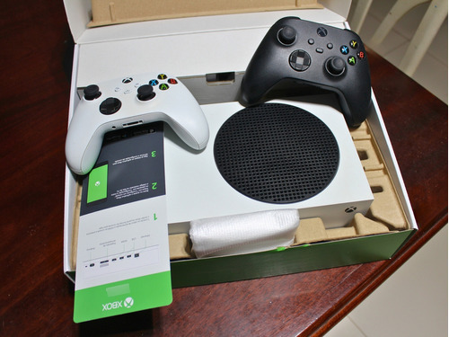 Microsoft Xbox Series S 512gb Standard Branco Dois Controles