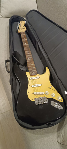Guitarra Eléctrica Squier By Fender Stratocaster Negra Y Oro