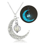 Collar De Orbe Y Luna Creciente De Plata Que Brilla En La Os