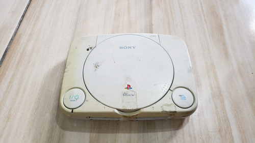 Playstation 1 Psone Só O Aparelho. Ele Liga E Tem Som, Mas A Imagem Com Cor Estranha E Nao Leu Os Jogos. Tá Com Defeito.  812 Jp. B27