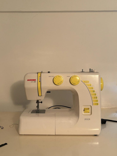 Máquina De Coser Janome 2032x Portable Blanca 220v Y Pedal