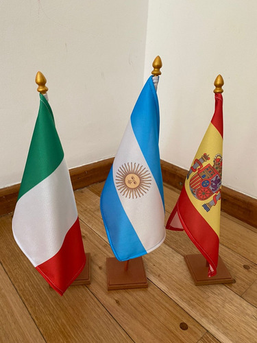 3 Banderas Con Mástil Y Base Madera Argentina Italia España